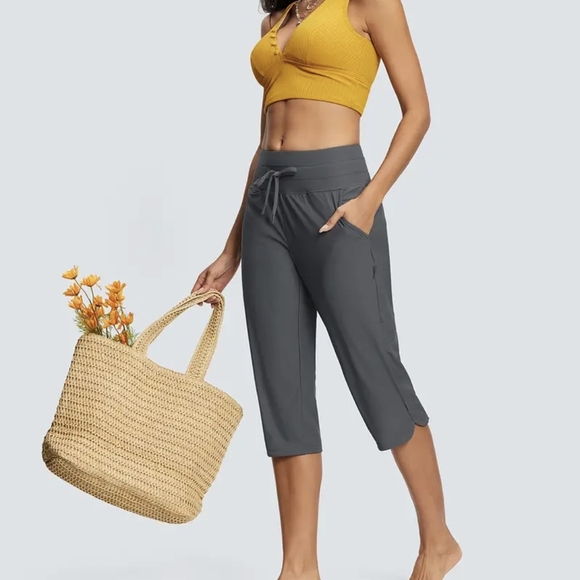 Chic Women's Charcoal Capri Pants - Picture 4 of 5